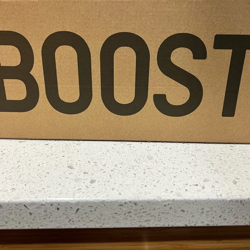 BRAND NEW Yeezy Boost 700 MVN - Picture 3 of 6